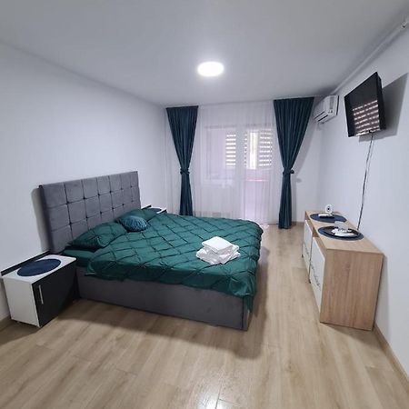 Garsoniera Luxury Lorena Piteşti Exteriör bild