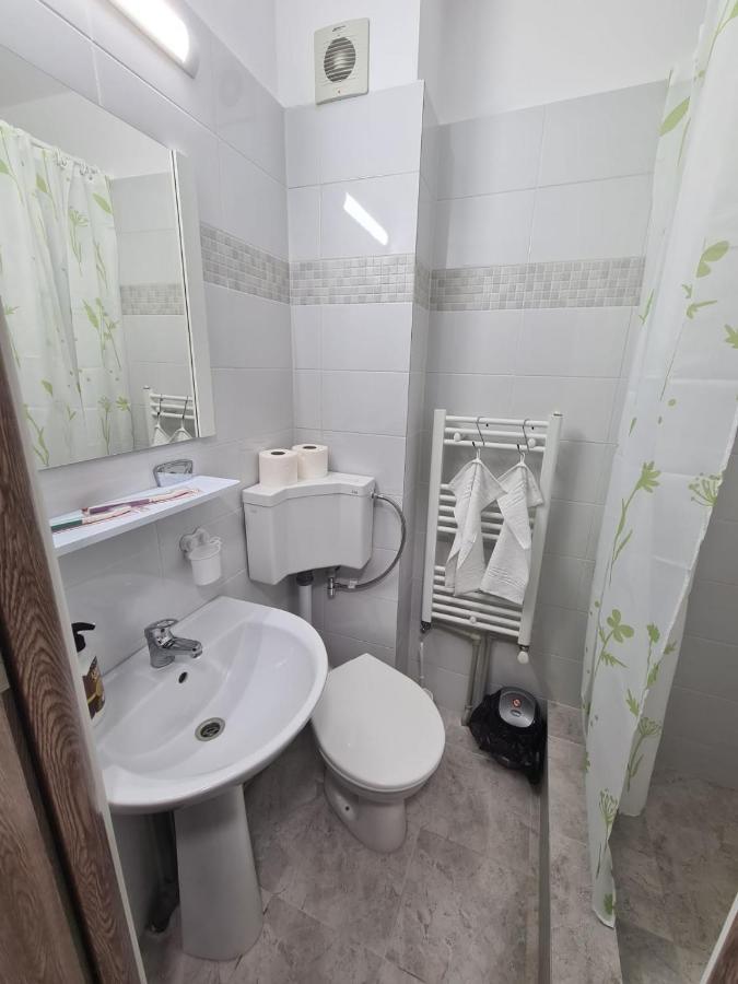 Garsoniera Luxury Lorena Piteşti Exteriör bild